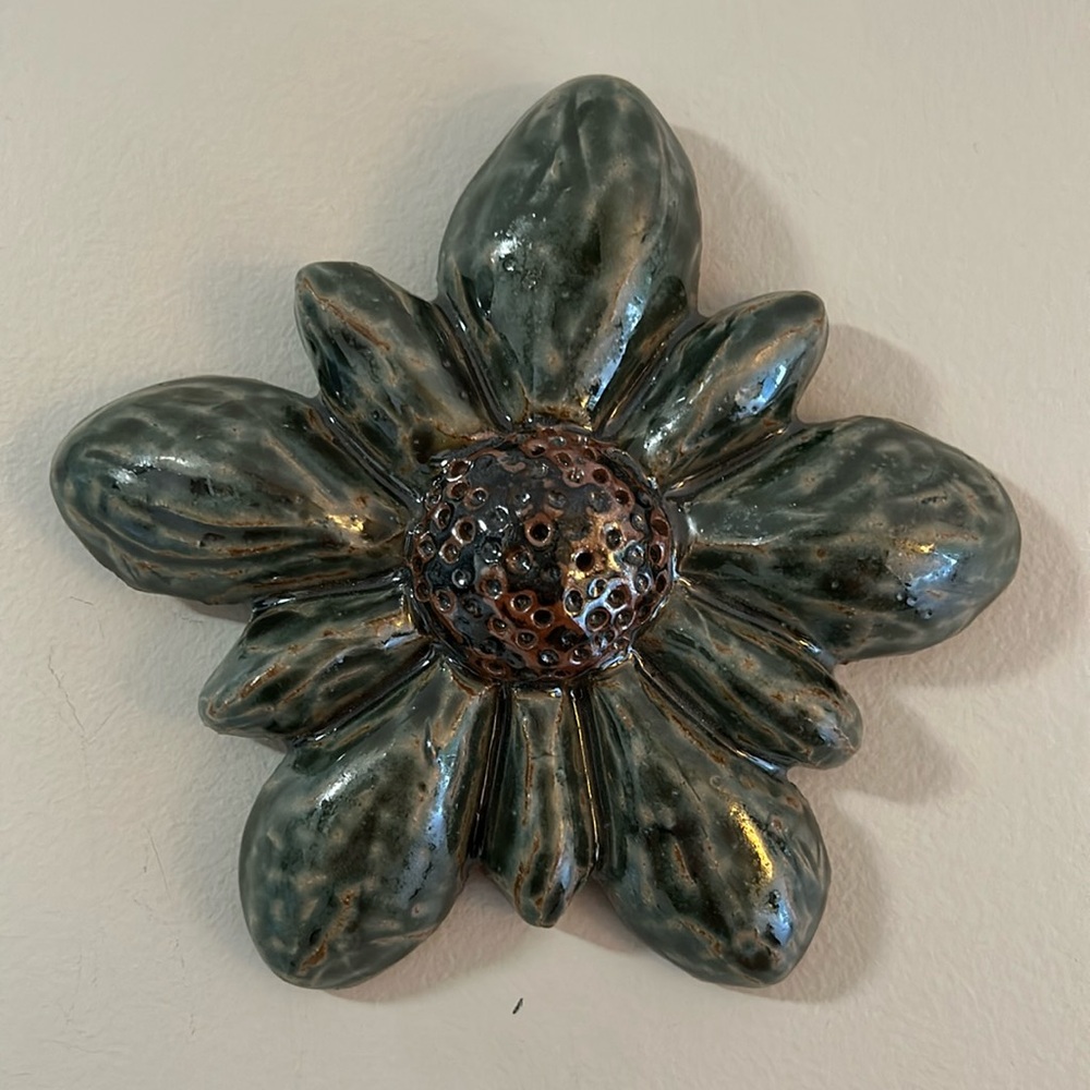HP 🎉 NEW Handmade Ceramic Flower Wall Art in Green & Brown